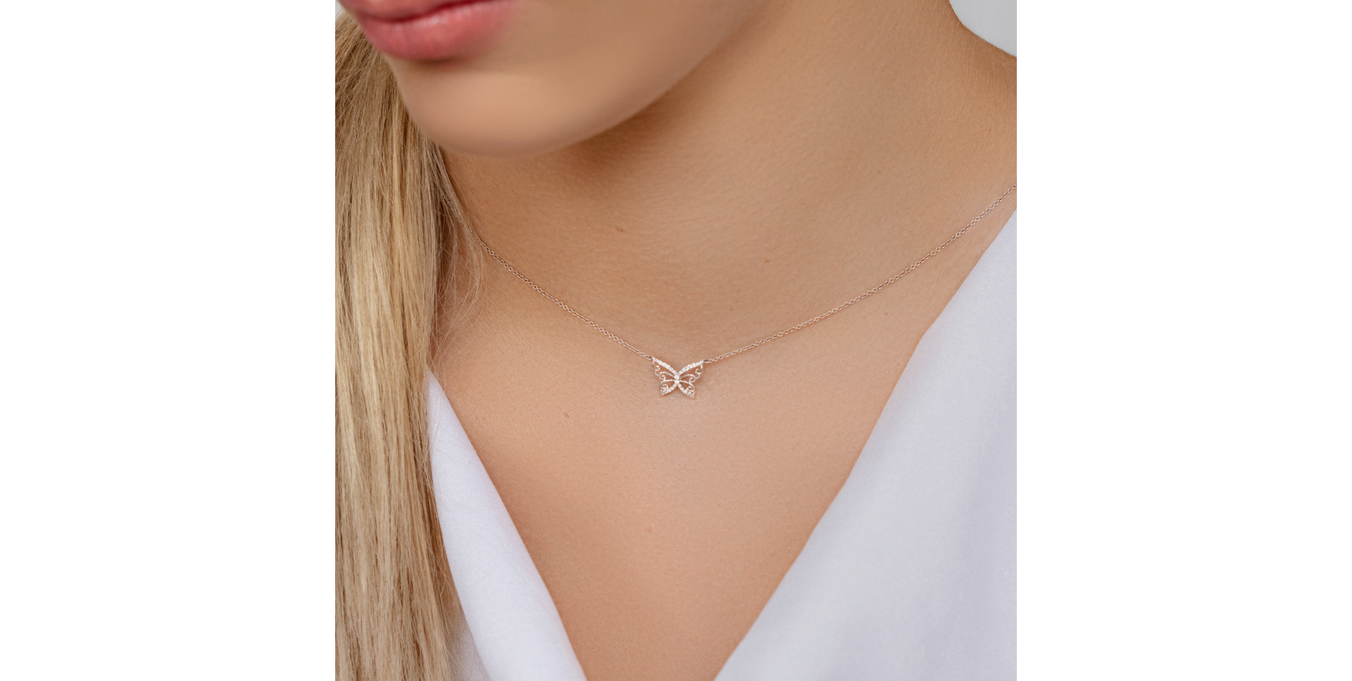 Náhrdelník s černými a bílými diamanty Shiny Butterfly