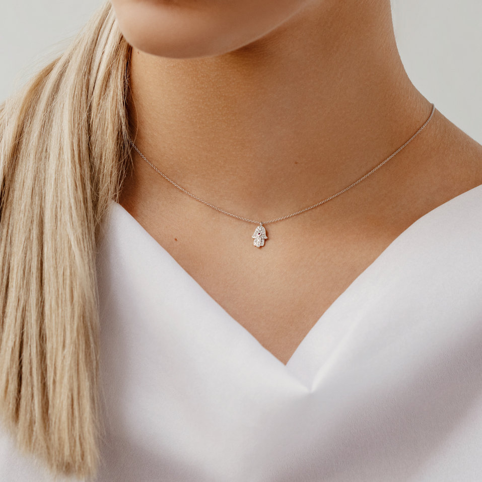 Náhrdelník s diamanty a rubínem Hamsa