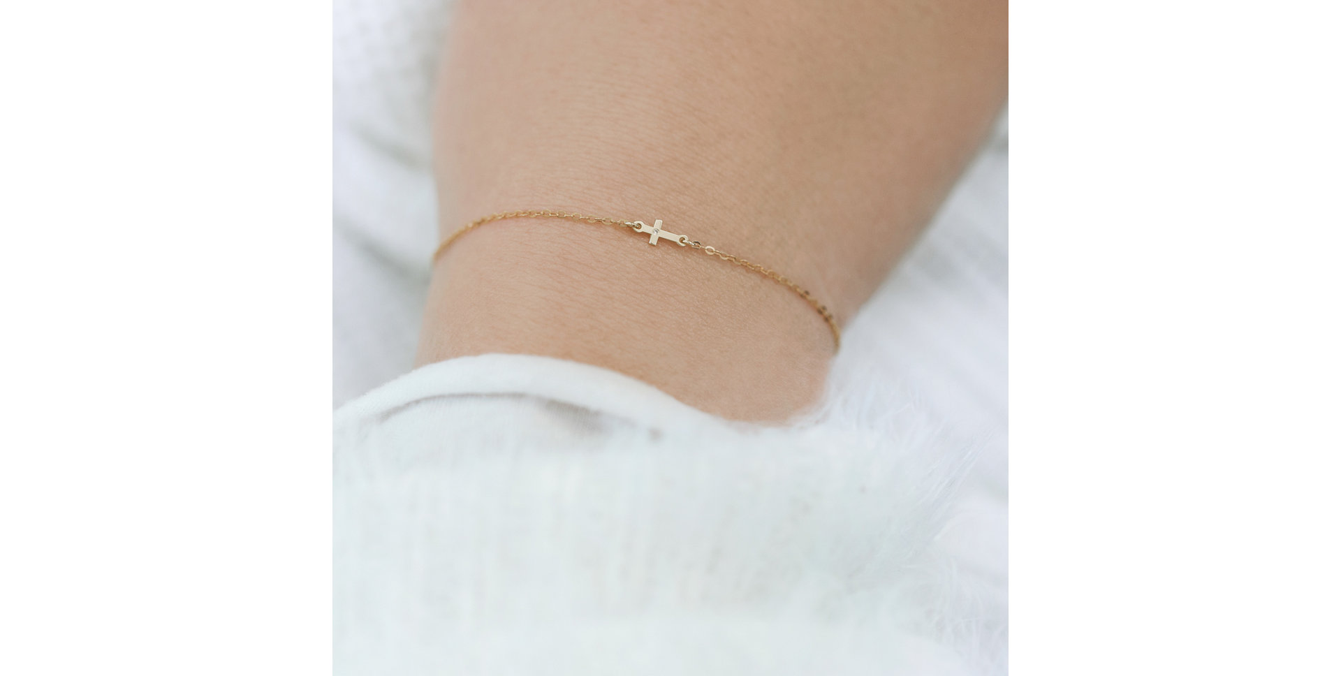 Náramek s diamantem Tiny Cross