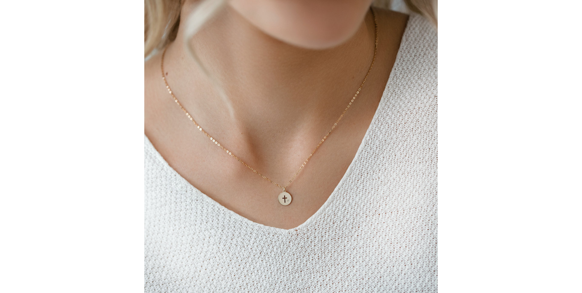 Náhrdelník s diamantem Tiny Cross