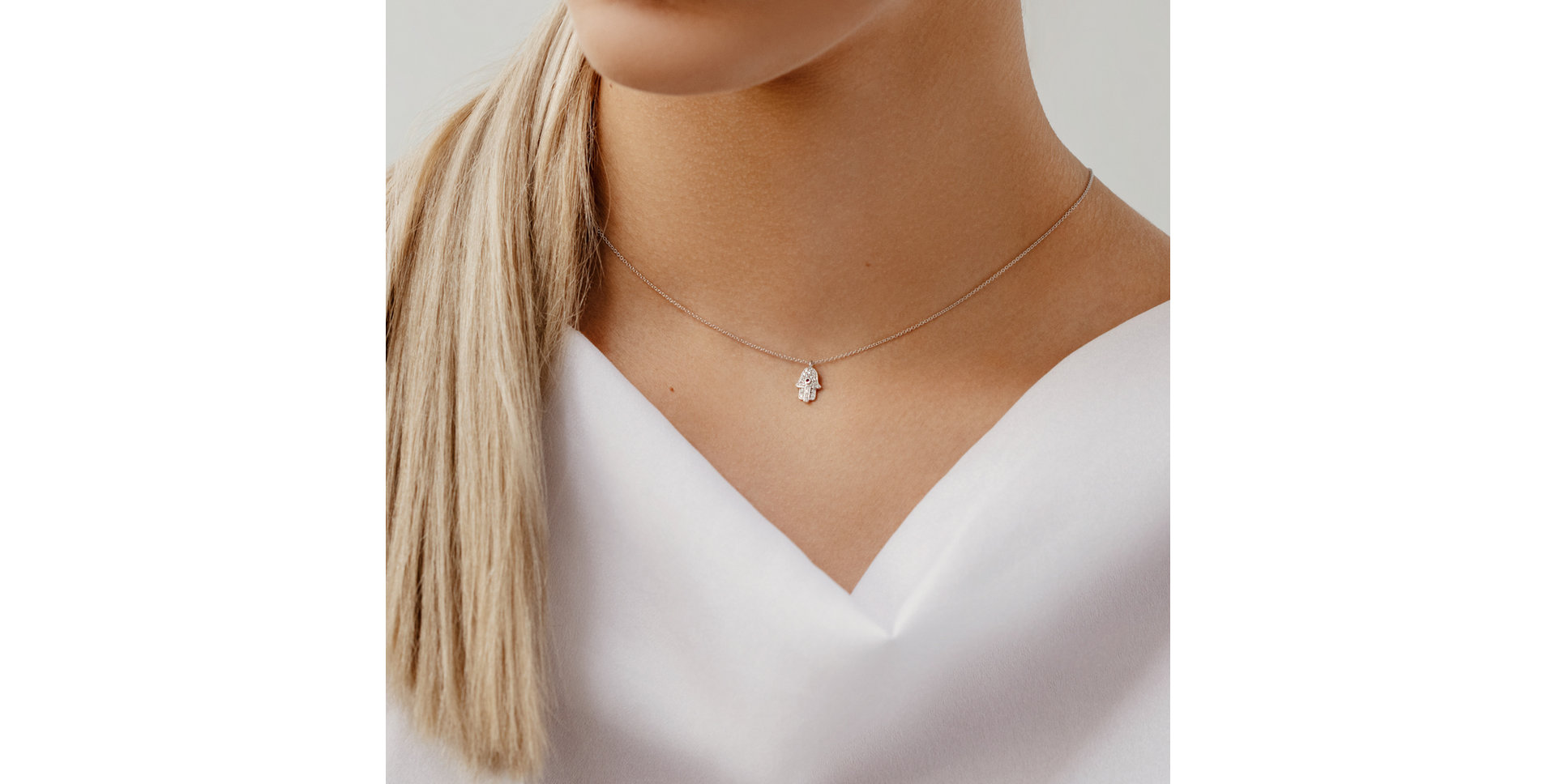 Náhrdelník s diamanty a safírem Hamsa