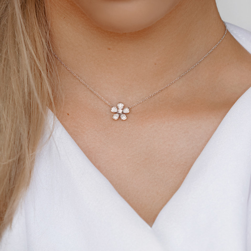 Náhrdelník s černými a bílými diamanty Flower