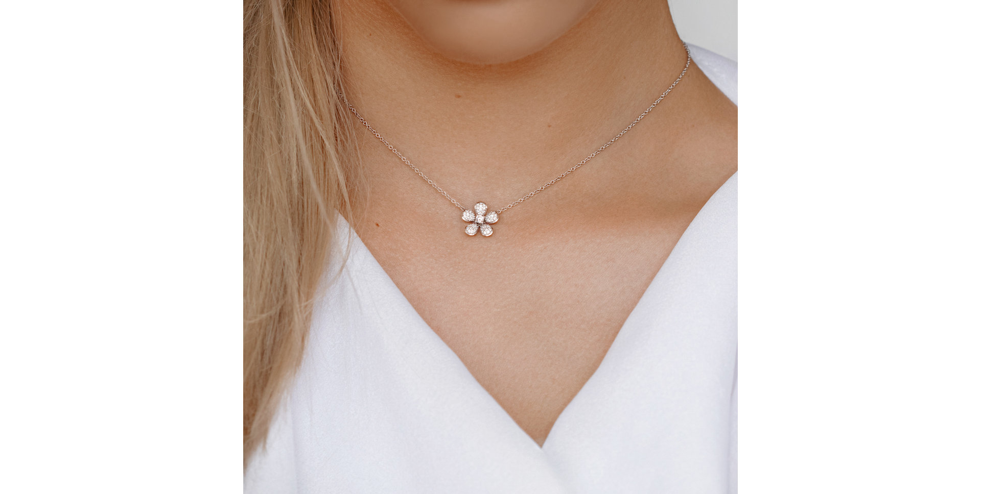 Náhrdelník s hnědými a bílými diamanty Flower