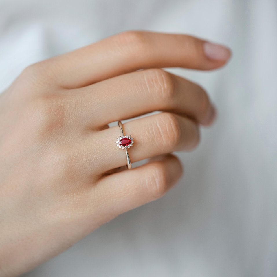 Prsten s diamanty a rubínem Princess