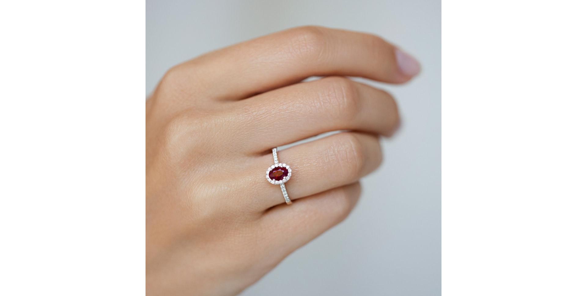 Prsten s diamanty a rubínem Princess