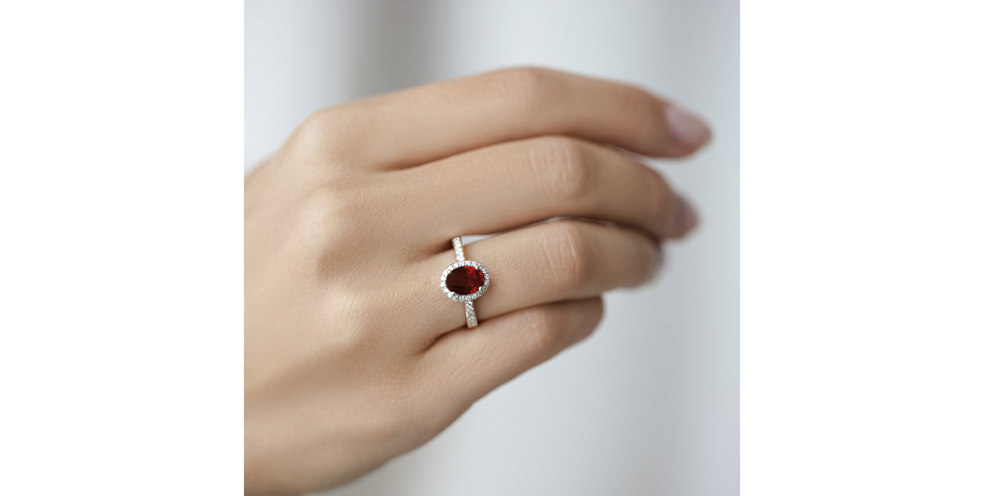 Prsten s diamanty a rubínem Princess