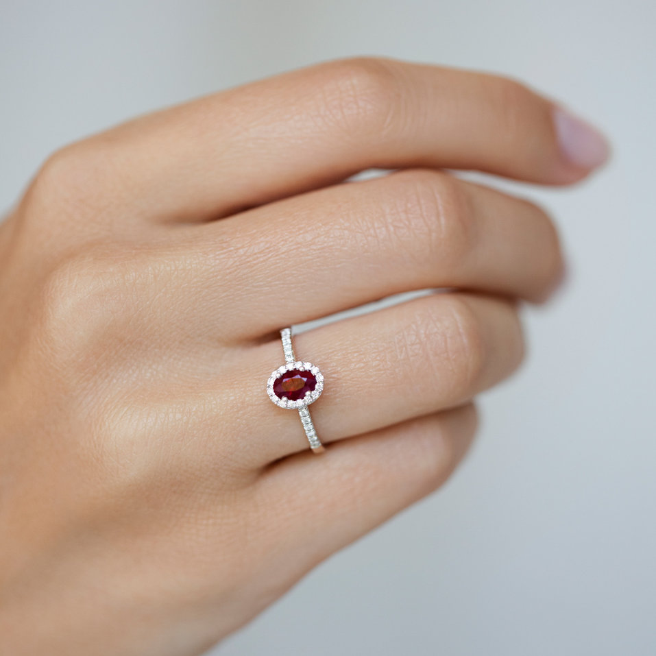 Prsten s diamanty a rubínem Princess