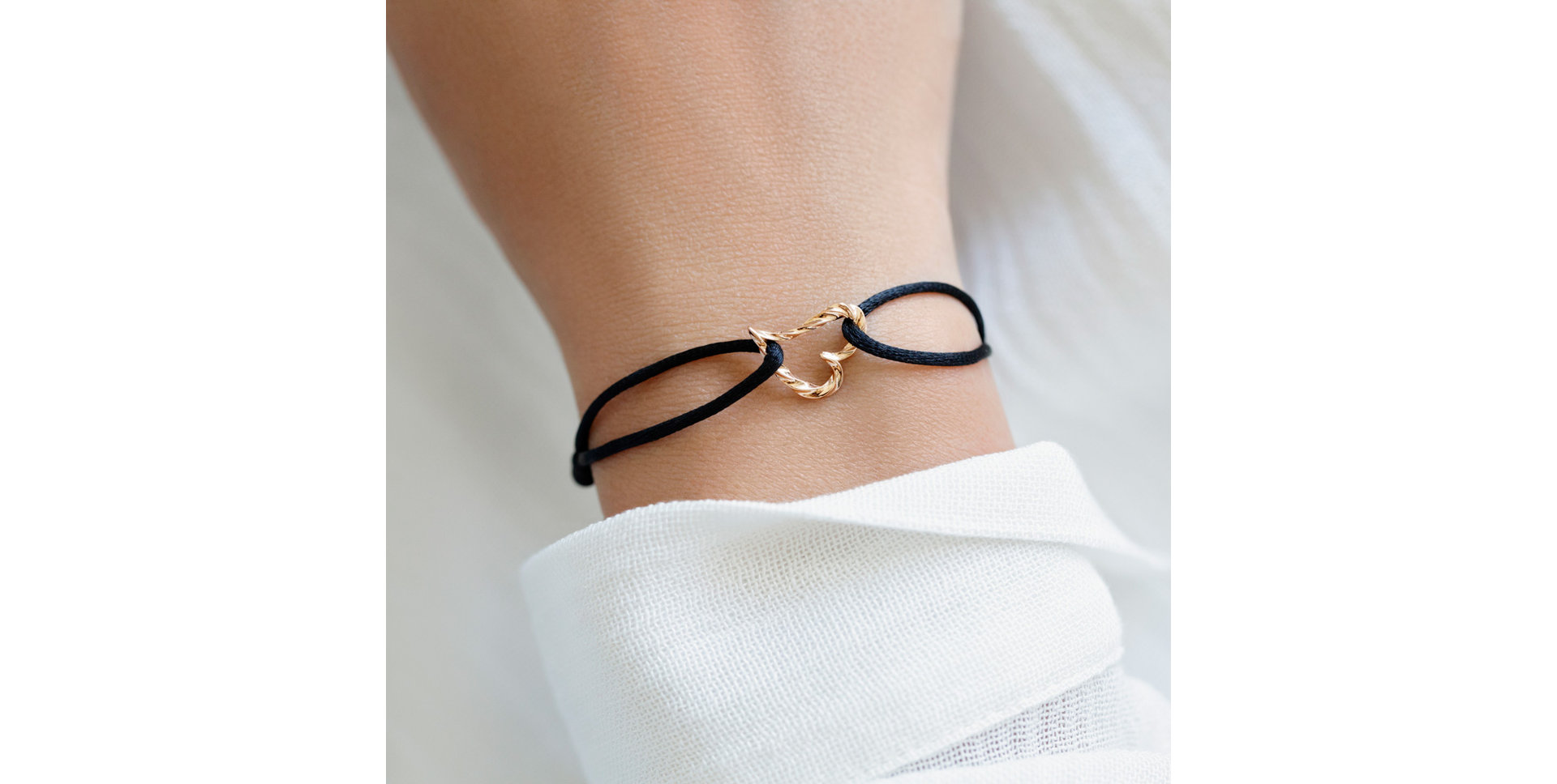 Náramek se šňůrkou Láska