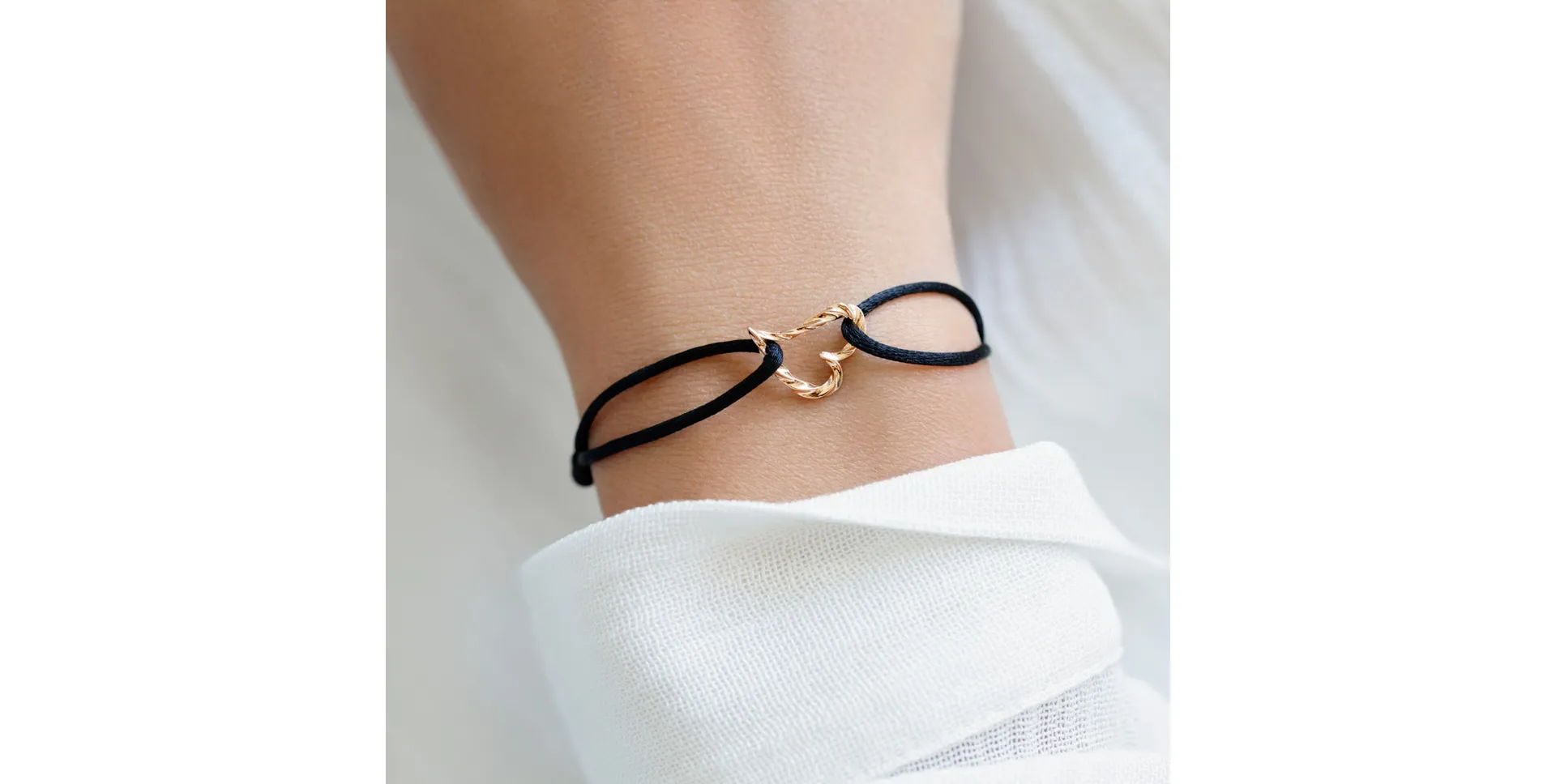 Náramek se šňůrkou Láska