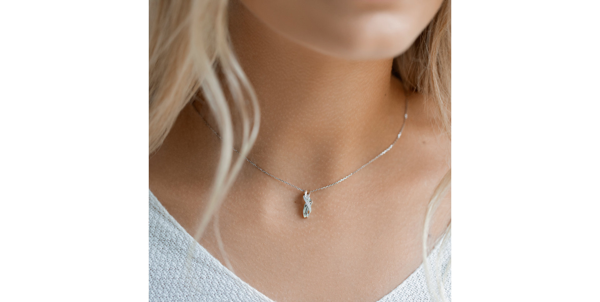 Přívěsek s diamanty Elegant Wave