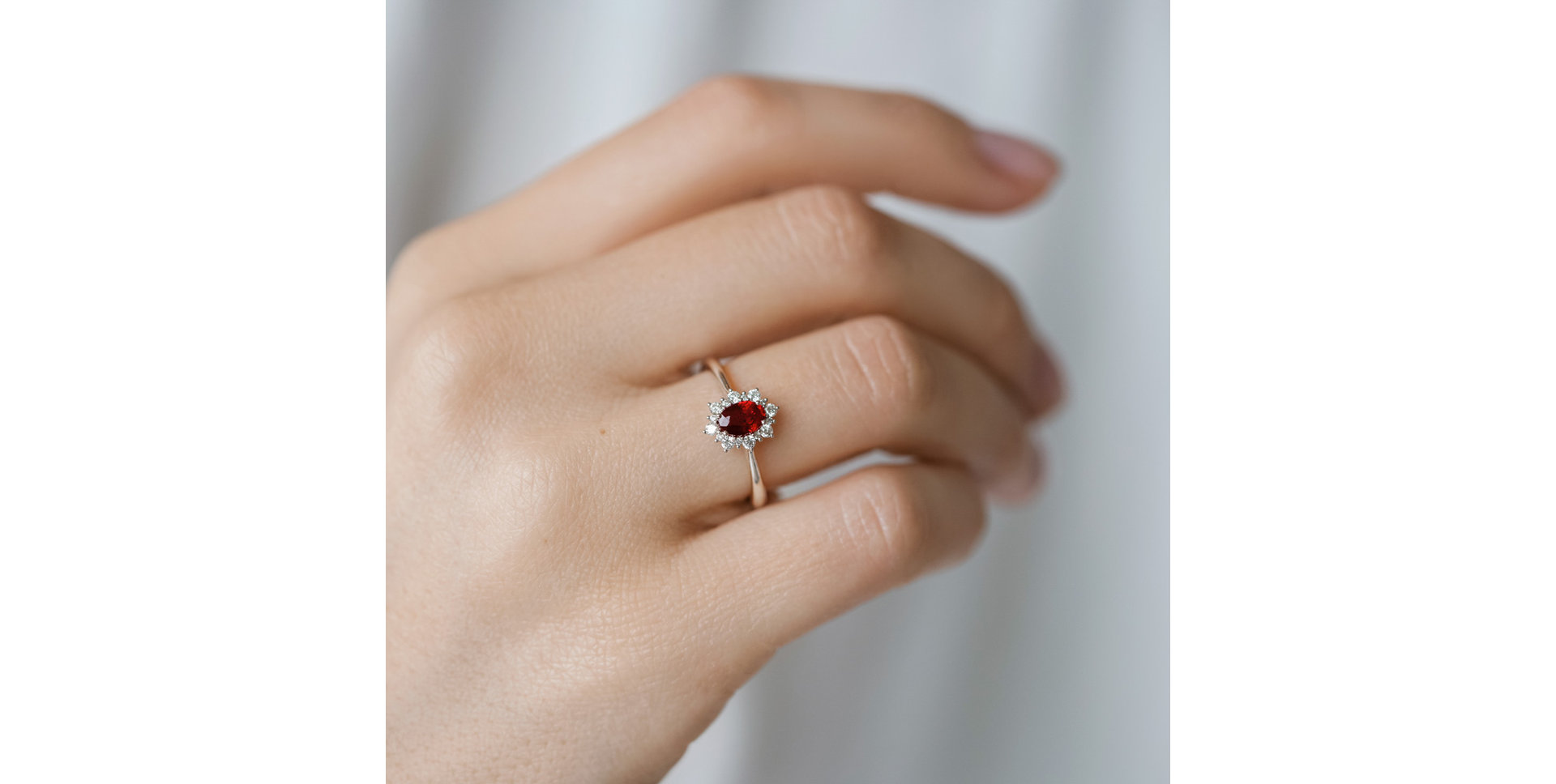 Prsten s diamanty a rubínem Princess