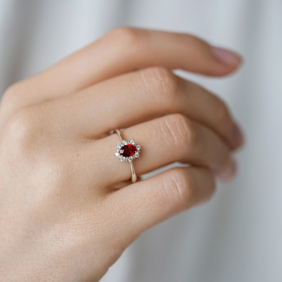 Prsten s diamanty a rubínem Princess