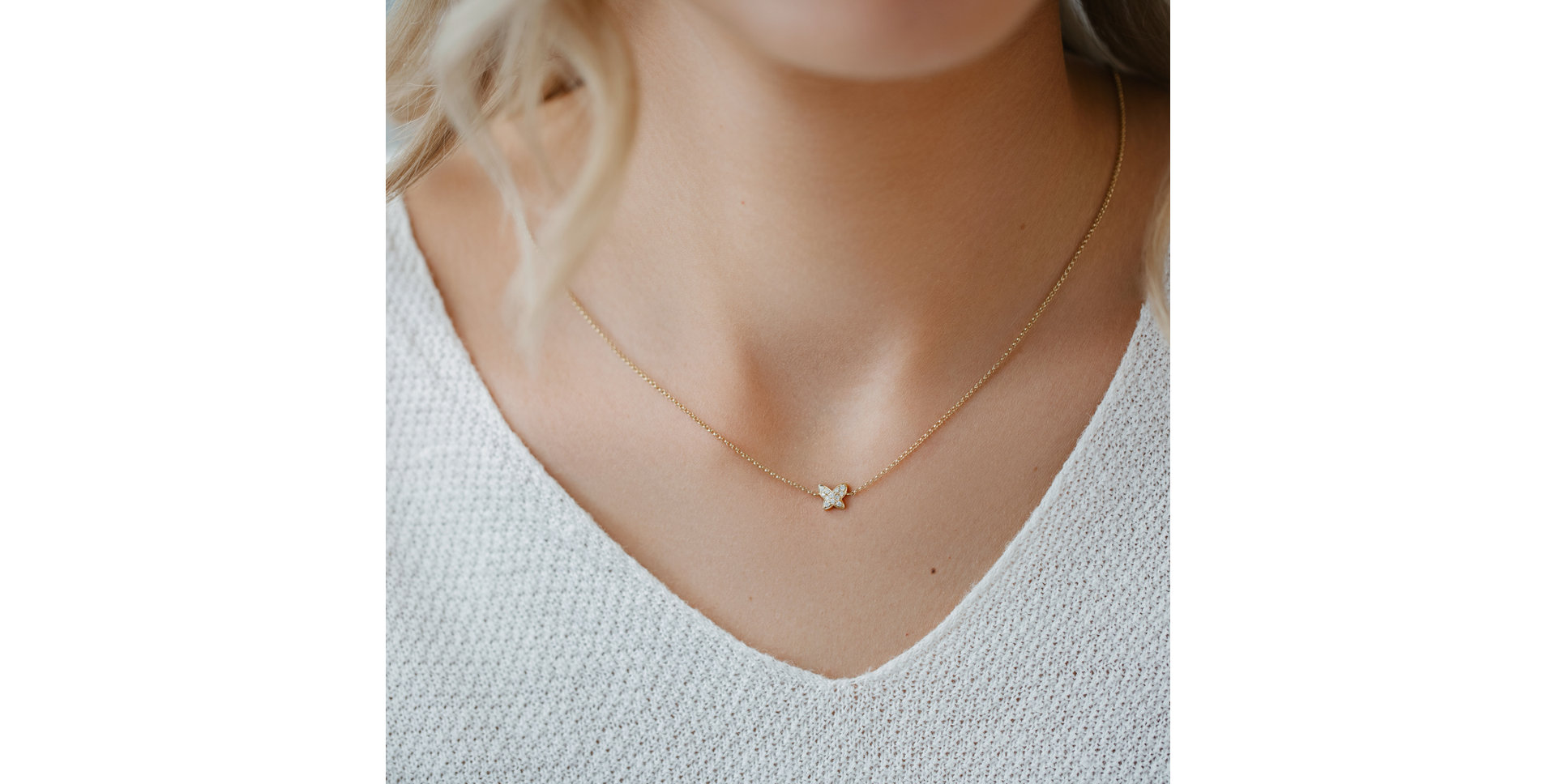 Náhrdelník s černými a bílými diamanty Magic Butterfly