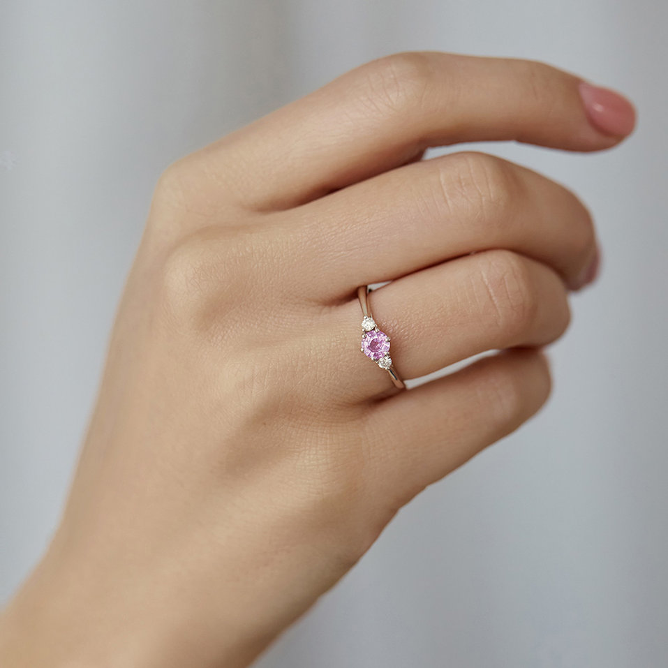 Prsten s diamanty a safírem pink Midnight Serenity