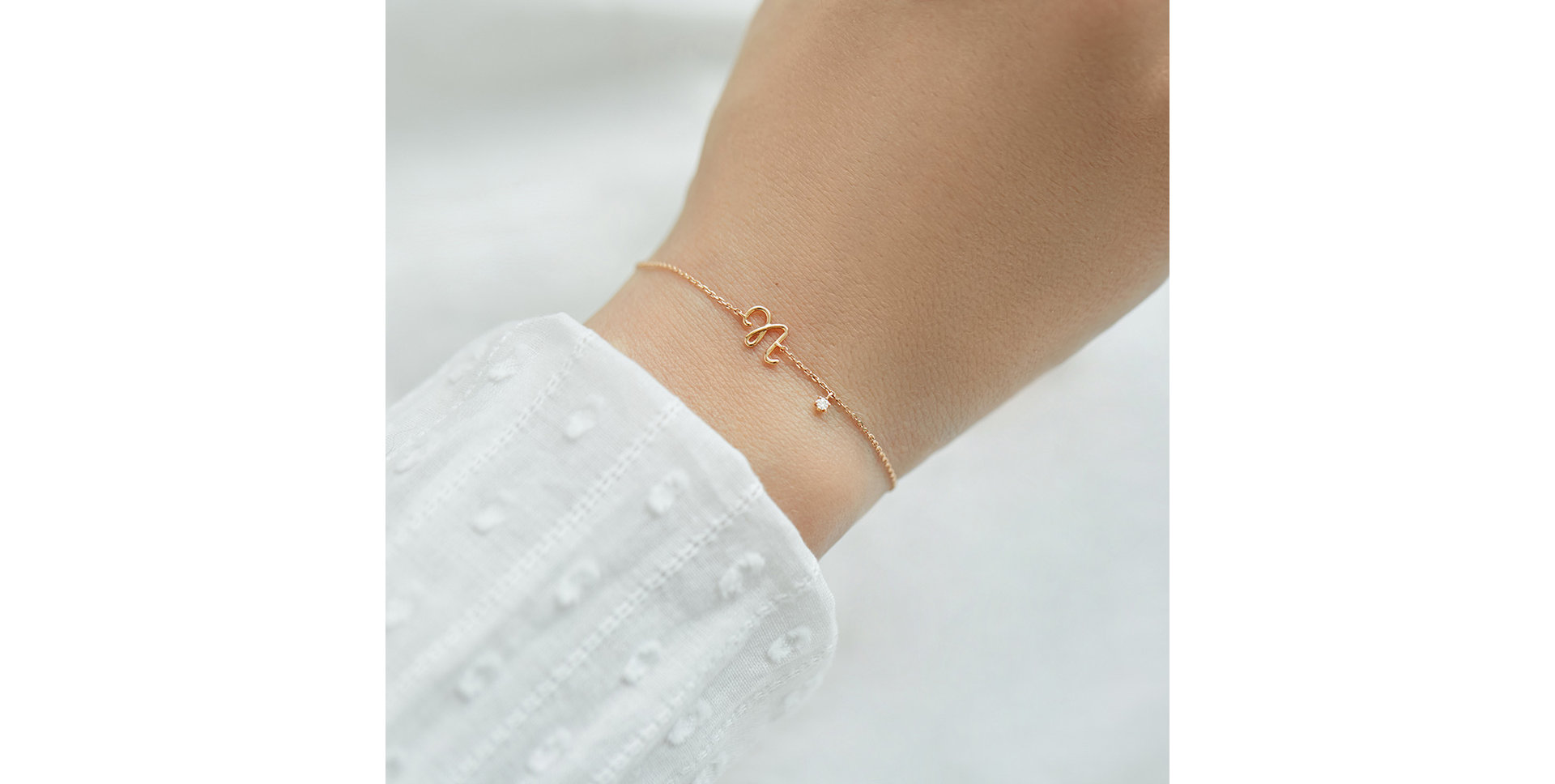 Náramek s diamantem Curly Letter N