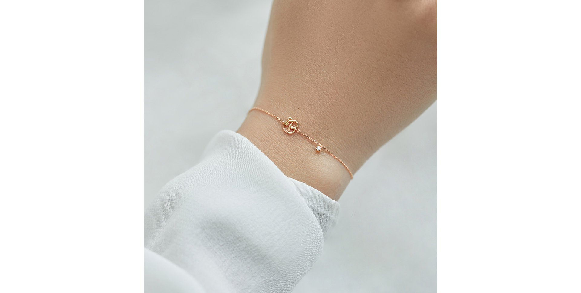 Náramek s diamantem Curly Letter B