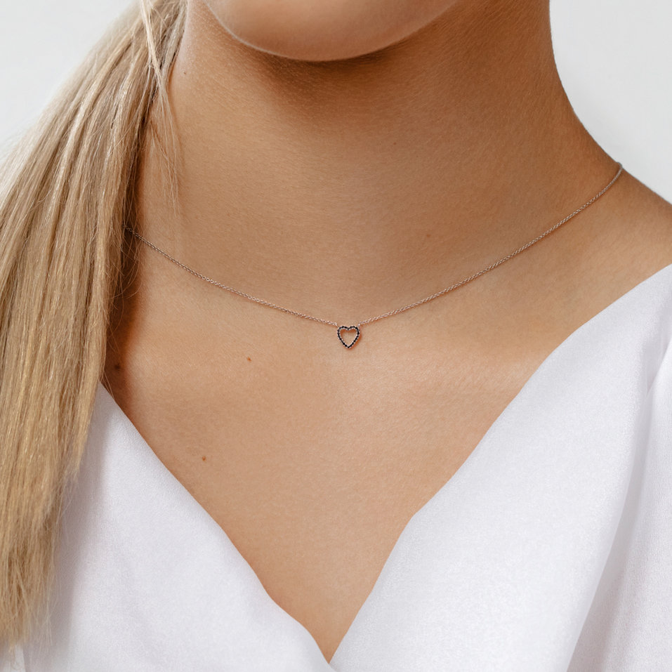 Náhrdelník s černými a bílými diamanty Tender Heart