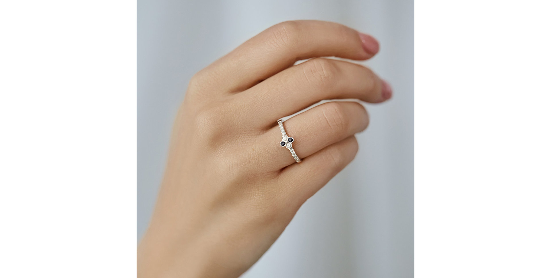 Prsten s diamanty a safírem Cloverina