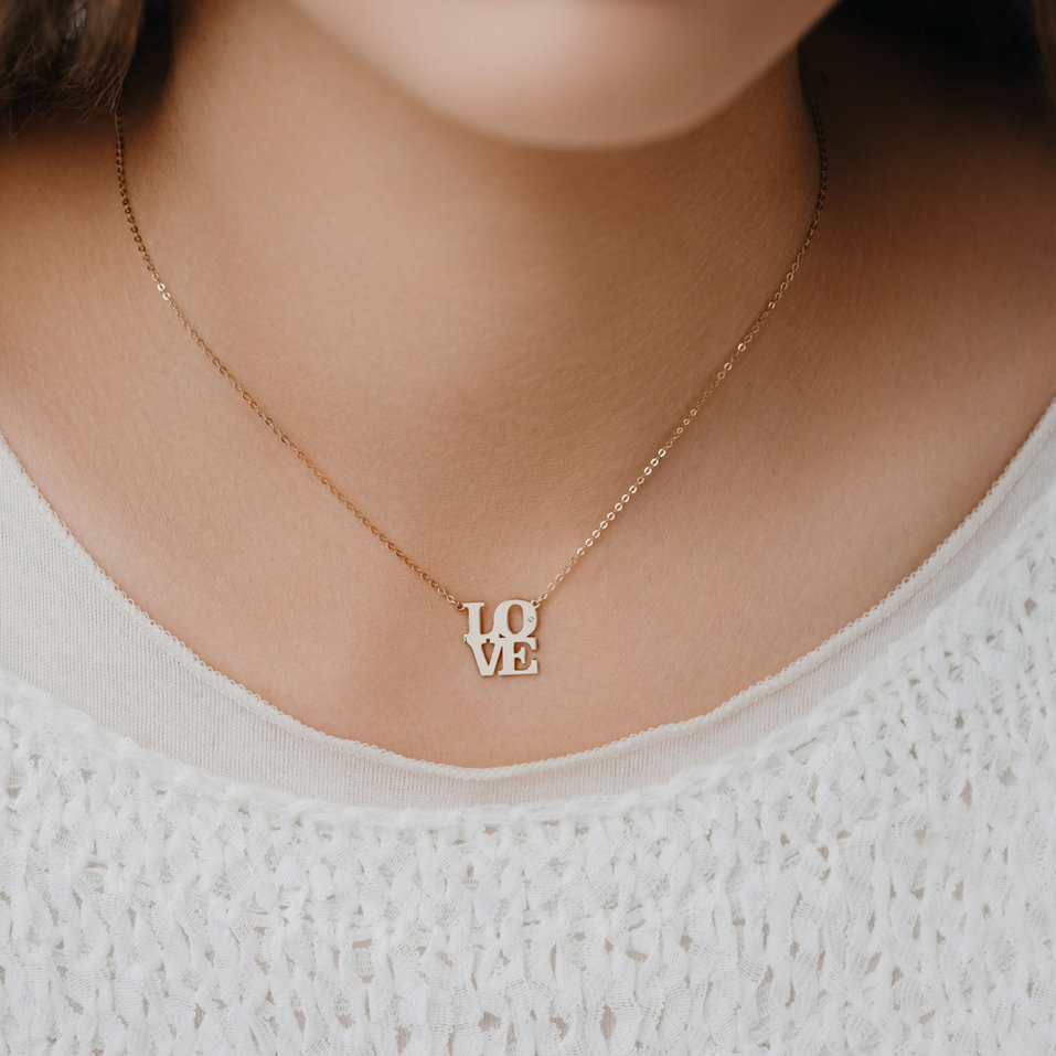 Náhrdelník s diamantem Love