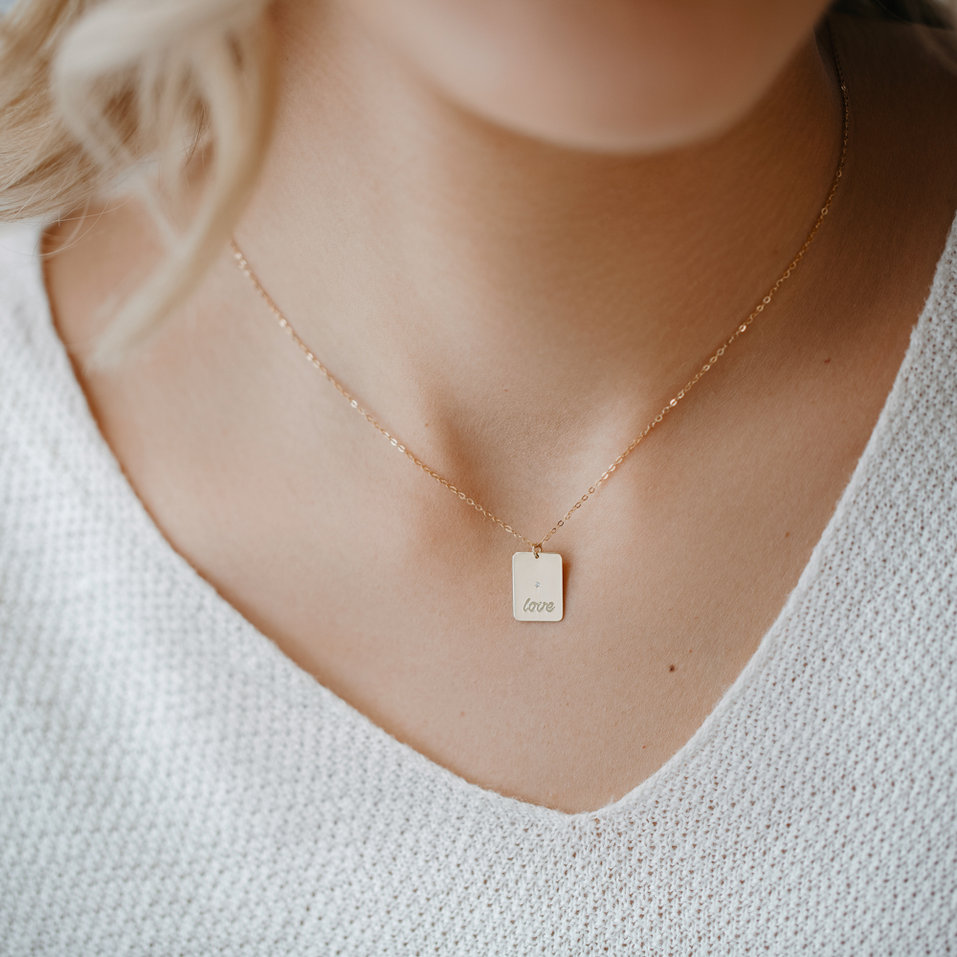 Náhrdelník s diamantem Love