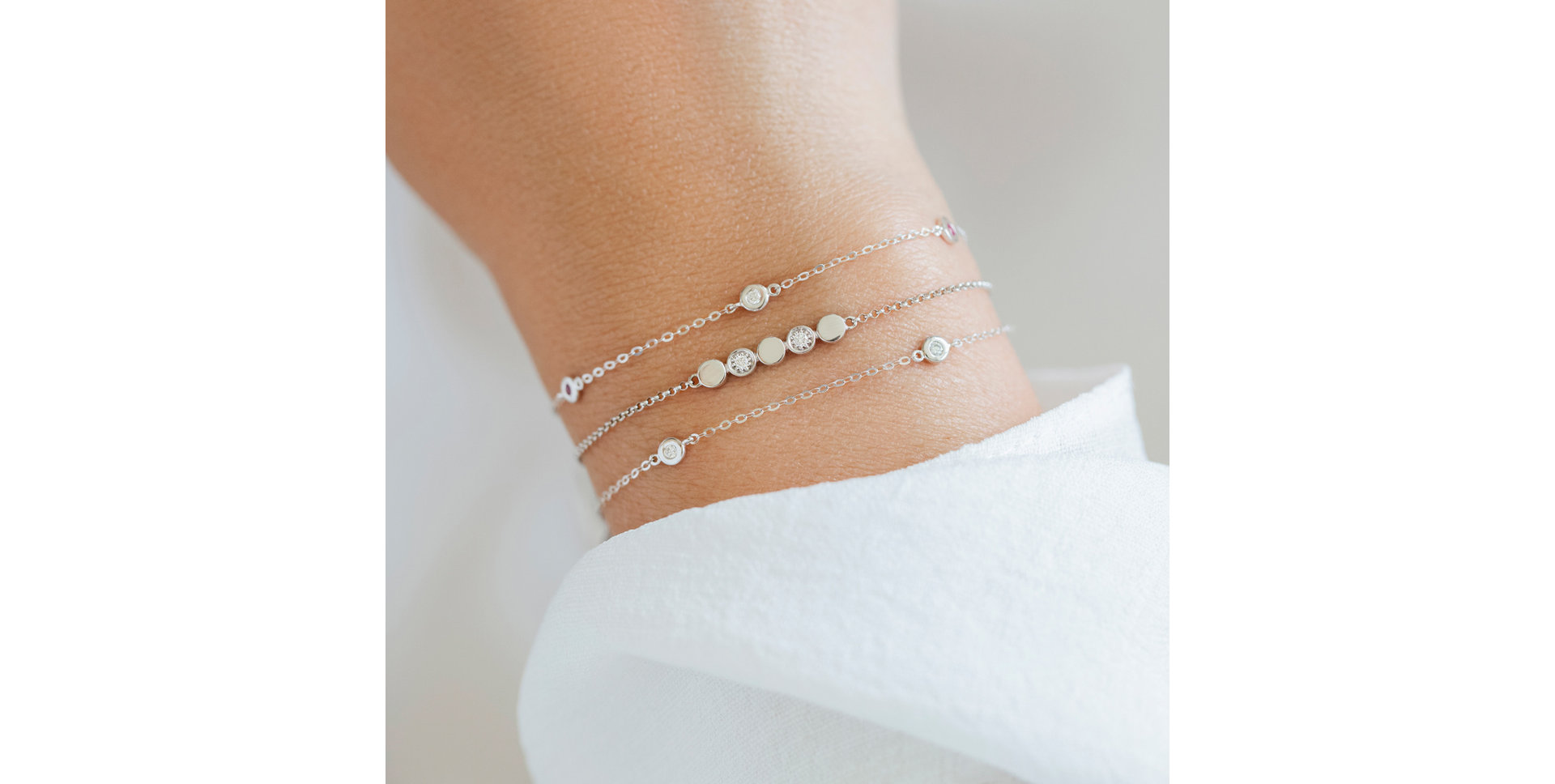 Náramek s diamantem, rubíny a safíry Dots