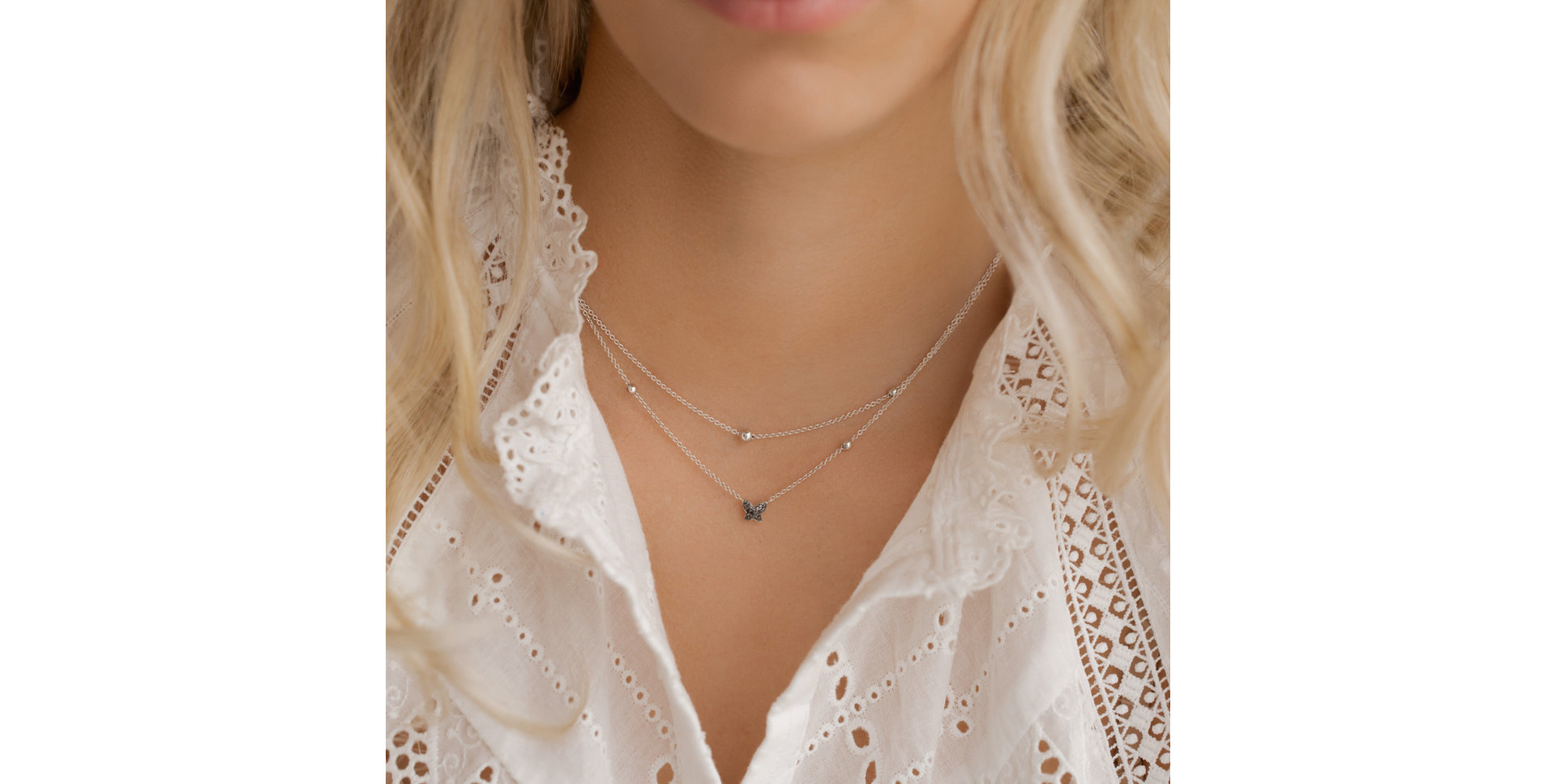 Náhrdelník s černými a bílými diamanty Magic Butterfly