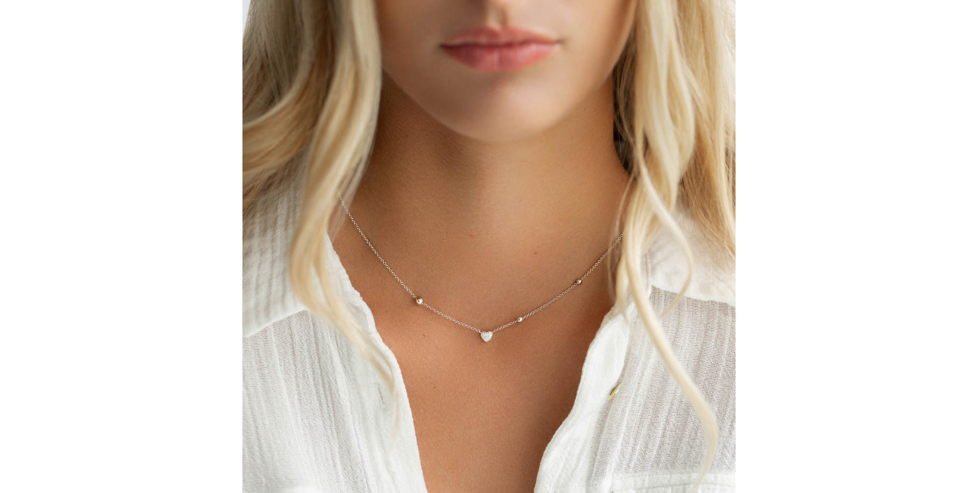 Náhrdelník s černými a bílými diamanty Tender Heart