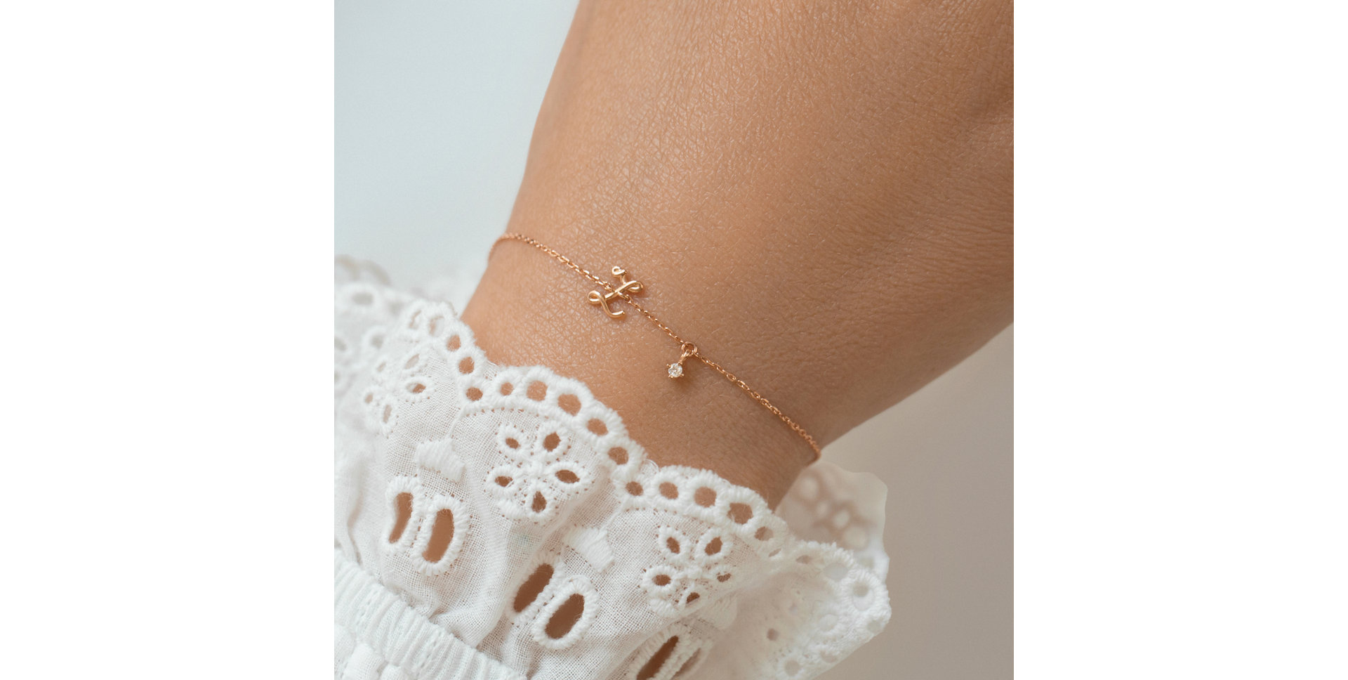 Náramek s diamantem Curly Letter G