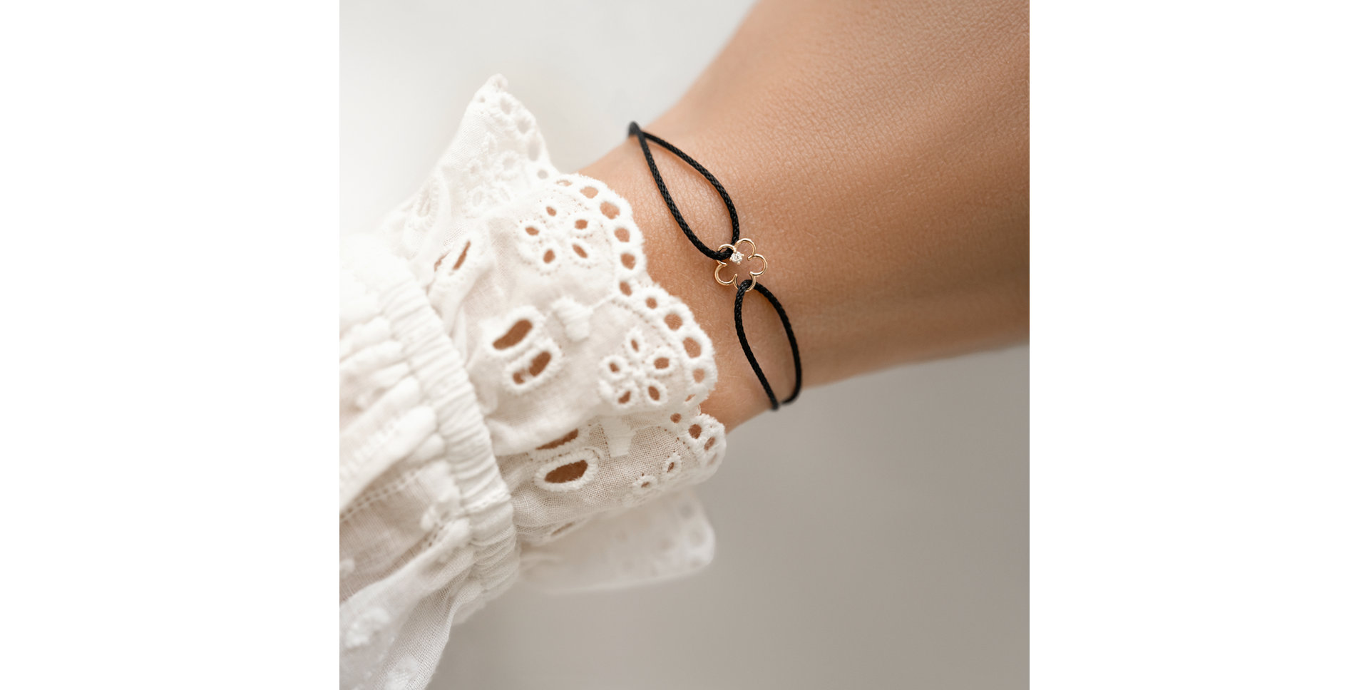 Náramek se šnůrkou Glossy daisy