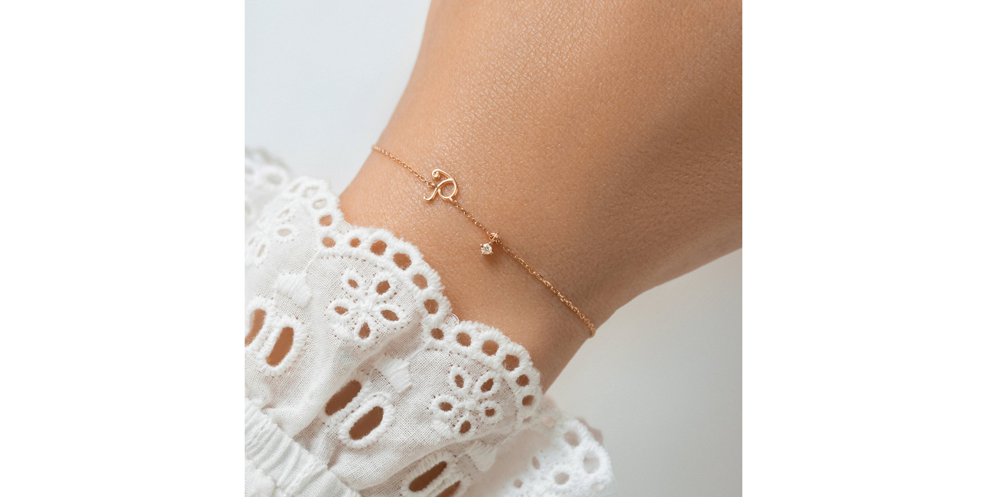 Náramek s diamantem Curly Letter Q