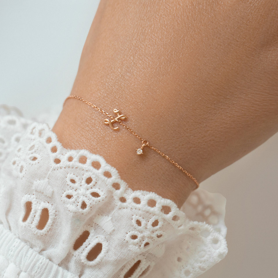 Náramek s diamantem Curly Letter M